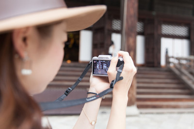在日本寺庙拍照的年轻女子。