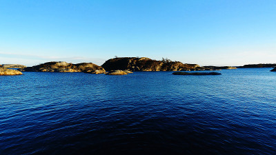 峡湾中央的岩石岛