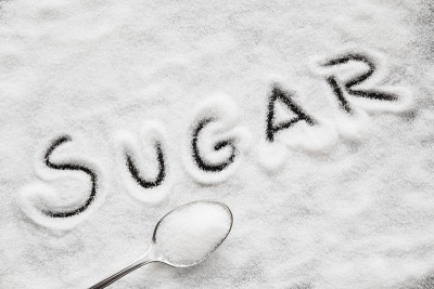 由糖创造的单词sugar。甜蜜的晚餐。