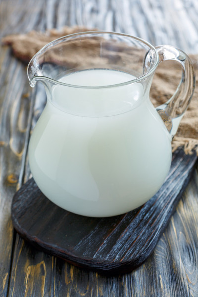 玻璃罐里的乳清。
