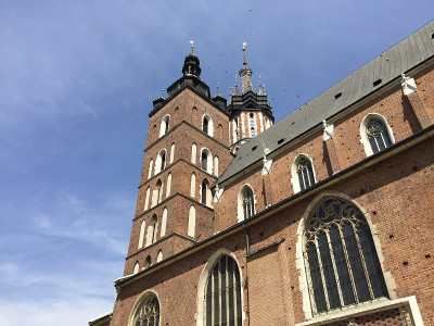 在Kraków，波兰，圣玛丽大教堂，一个砖砌哥特式教堂毗邻主要市场广场。它是波兰哥特式建筑的典范之一