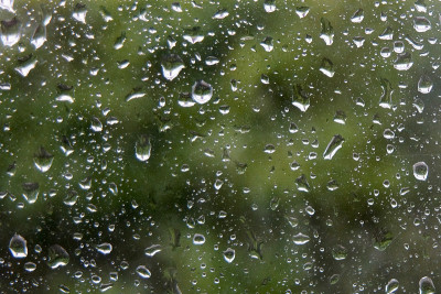 雨落在窗口