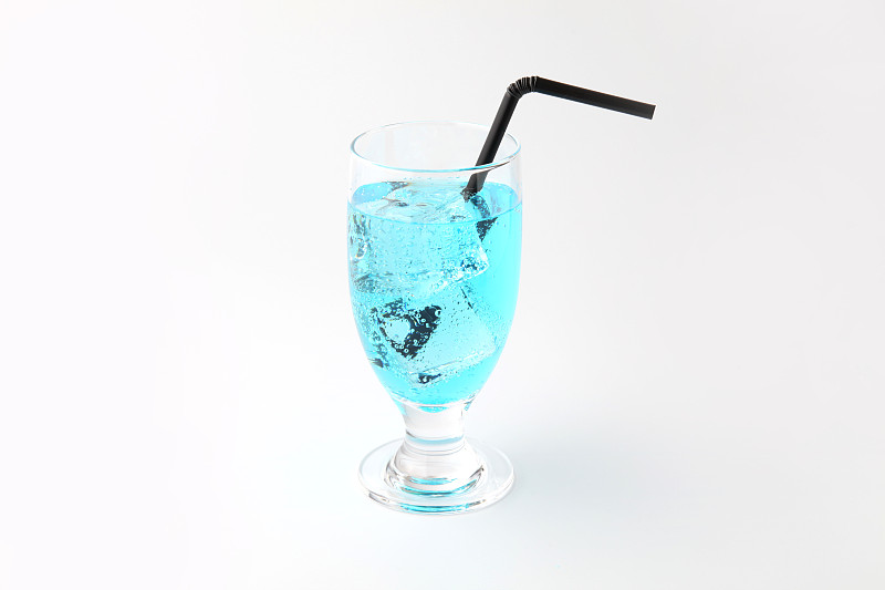 一杯冷苹果酒蓝色苏打饮料孤立在白色背景