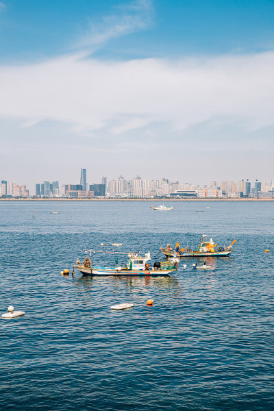 仁川的城市景观和海上渔船从西华潮堤在韩国