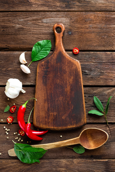 深色烹饪背景与不同的香草和香料，俯视图