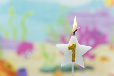 星光状的生日蜡烛，背景模糊。1周年纪念，深海主题。庆祝、聚会和欢乐的概念。
