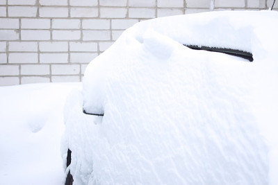 冬季汽车进入紧急状态。与天气有关的紧急情况。在冬天的暴风雪中，汽车被雪覆盖了。车前的后视镜被冰雪覆盖