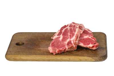生肉放在砧板上孤立放白