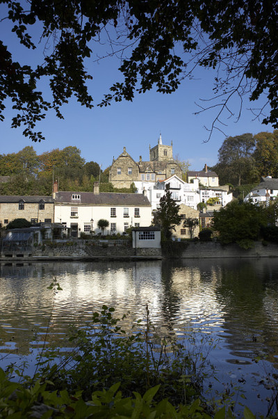 Knaresborough镇和nidd河