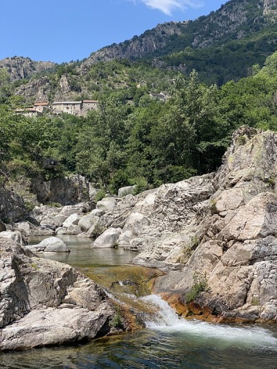以贝萨克小村庄为背景的查塞扎克峡谷