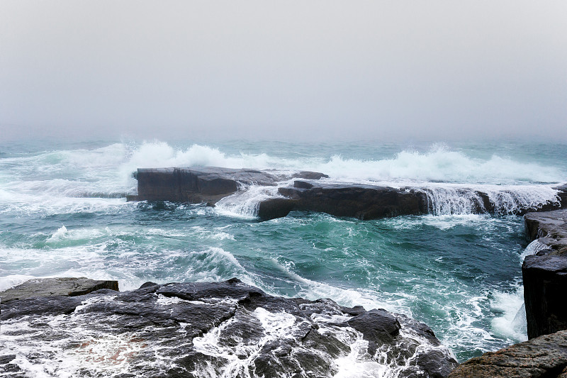 海浪冲击岩架