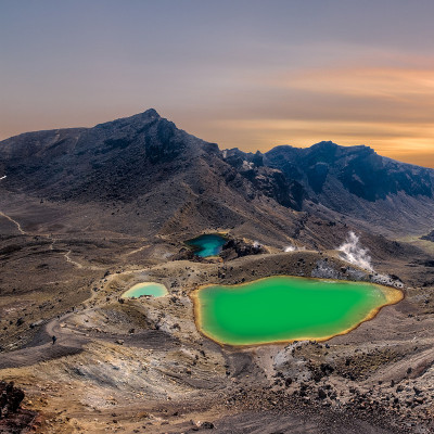 在新西兰广受欢迎的汤加里罗阿尔卑斯山徒步旅行翡翠湖的日出