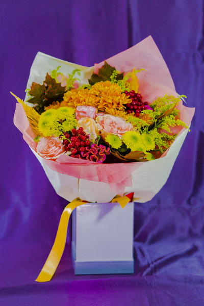 盒子里有一束菊花、一枝黄花、橡树叶、玫瑰耳蜗、荚蒾、cellosia。
