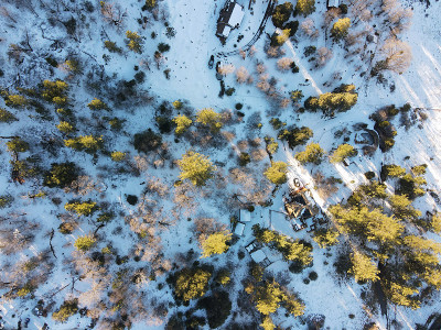 山上的鸟瞰图与雪在朱利安，加利福尼亚，美国