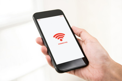 男性手持手机访问免费wifi