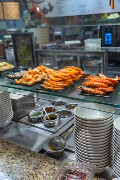 在餐厅厨房柜台为烹饪食材烹饪虾
