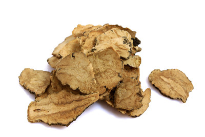 秘鲁人参或玛咖，干根和粉末，切片