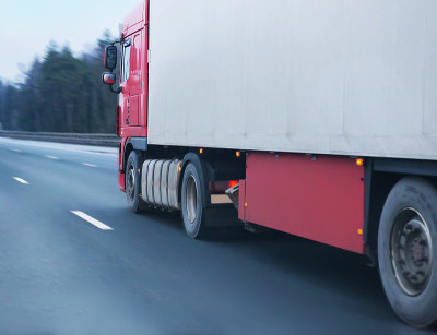高速公路上的红色拖车