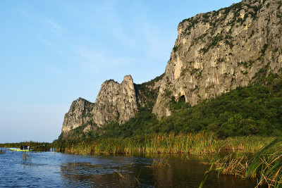 岩石悬崖和绿色森林在广阔的石灰岩山上湿地