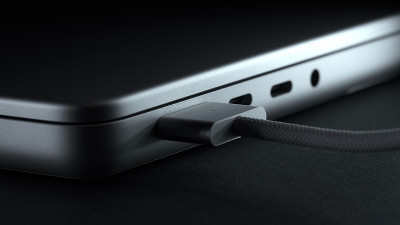 MagSafe 3电源适配器连接到新的笔记本电脑。充电器笔记本特写。金属银版