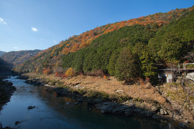 日本京都，秋日，从凤山的五色子Hodukyo站俯瞰珠川河