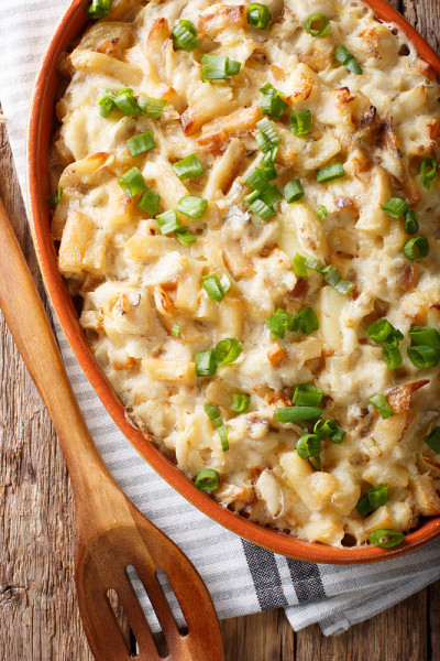 葡萄牙菜:Bacalhau com natas在烘烤盘的特写。垂直的俯视图