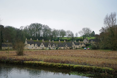 Coln河畔的“Bibury Cotswolds village”阿灵顿街一组别墅的外部建筑和设计
