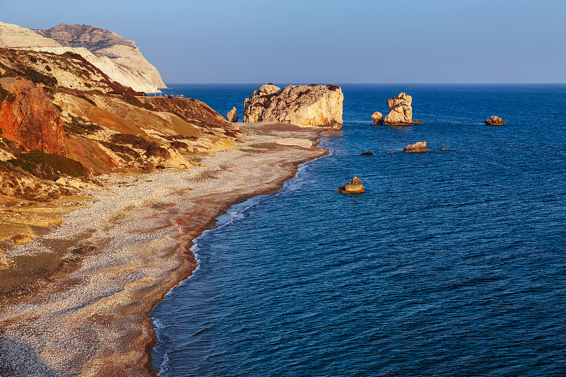 Petra tou Romiou(希腊的岩石)的全景日落景观，阿芙罗狄蒂的传奇出生地帕福斯，塞浦路斯