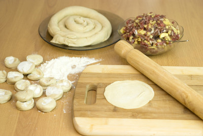生面团与碎肉饼烹饪亚洲samsa