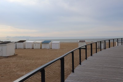 白色木制海滩小屋加来海滩
