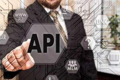 商人在触摸屏上选择API(应用程序编程接口)。API概念