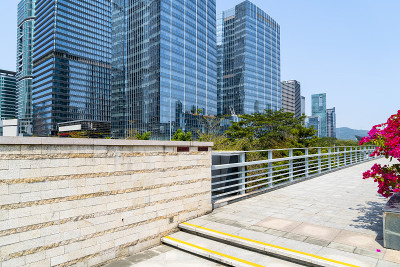 城市摩天大楼里的现代建筑