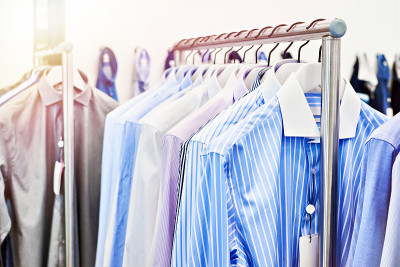 男装衬衫在服装店