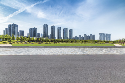 全景天际线和建筑物与空的道路