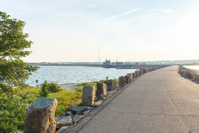 人行道和大石头与海景
