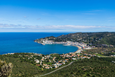 海岸全景，典型的地中海村庄El Port de la Selva, Costa Brava，西班牙加