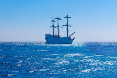 日落时帆船的海景。