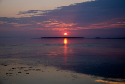 夕阳倒映在湖面上
