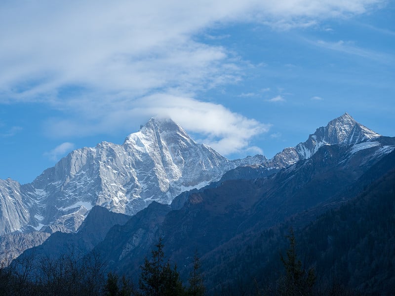 四姑娘山(四姐妹山，东方阿尔卑斯山)的景观，在阿加瓦族羌族自治州，中国四川省。