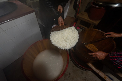 中国传统小吃米条的制作过程，是一种由大米制成的美味