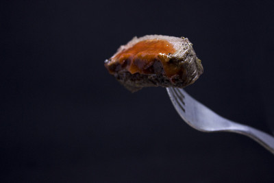 木盘子上的中等烤牛排