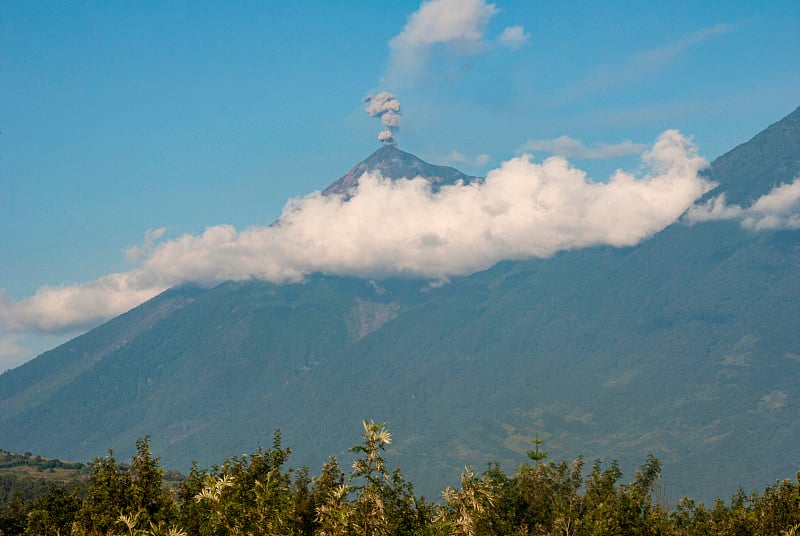 全景火山口火山活动在危地马拉称为火地岛，活火山链，破坏和自然灾难