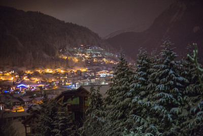 雪山山谷村夜光