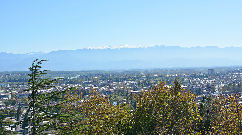 库塔伊西市(格鲁吉亚)和高加索山脉的全景