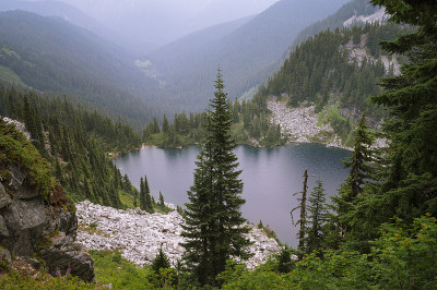 高山湖泊，周围环绕着树木和花岗岩