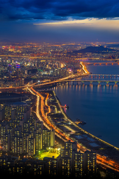 俯瞰首尔城市天际线与桥和N首尔塔的背景