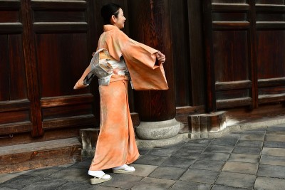 一名日本妇女在京都东福寺展示她的和服
