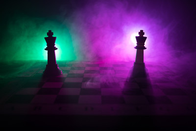 棋牌游戏的经营理念和竞争理念以及战略理念。象棋人物在烟雾缭绕的黑暗背景上。商业领导力和信心概念。