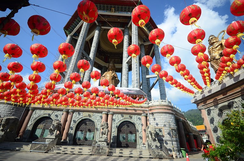 中国农历新年快乐。庆祝中国文化红金灯过蓝天阳光天祈祷祝好运财富幸福。庆祝中国新年