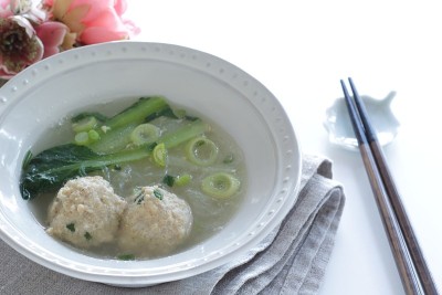 中国菜，肉丸和绿叶汤